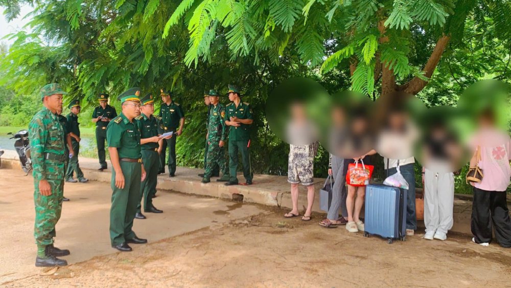 Lực lượng chức năng tiếp nhận 15 công dân Việt Nam do lực lượng Campuchia trao trả. Ảnh: Tiến Vinh/Biên phòng An Giang