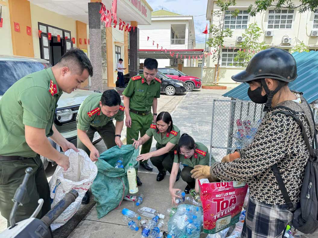 Officials and union members of Thung Nai Commune Police collect and classify scrap to raise funds to support people in difficult circumstances. Photo: Phu Tho Provincial Police