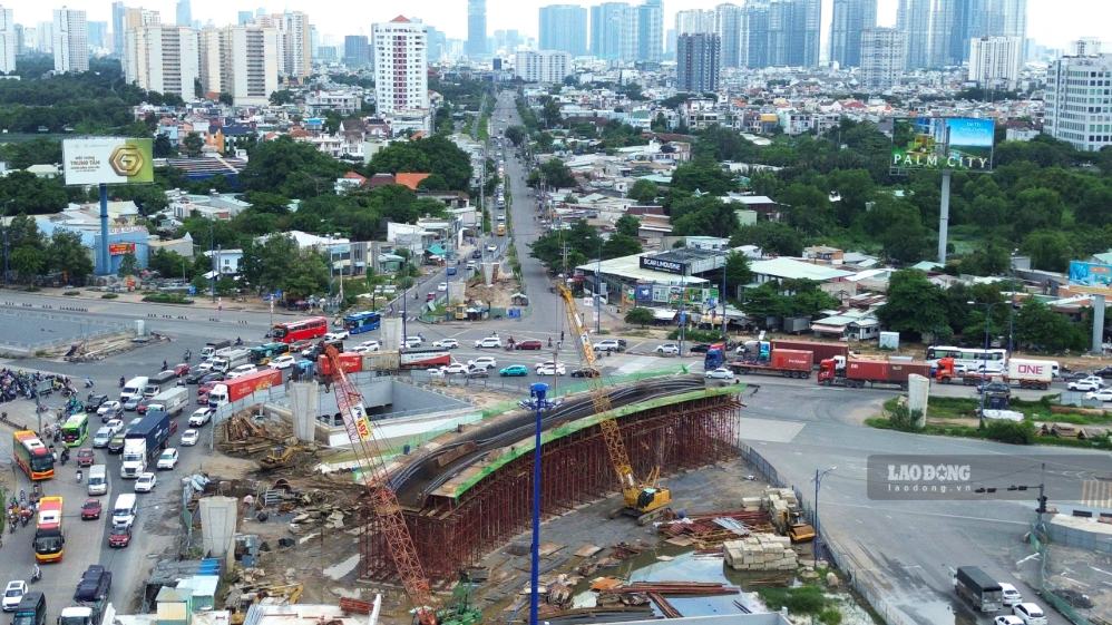 Khu vực hơn 2,2 ha mặt bằng trên đường Lương Định Của khiến nút giao An Phú chậm tiến độ. Ảnh: Anh Tú