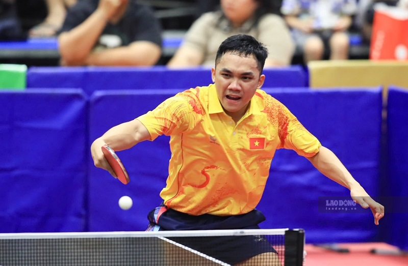 Le joueur de tennis Đinh Anh Hoàng est actuellement le principal joueur de l'équipe de tennis de table Công an Nhân dân. Photo: Minh Dân