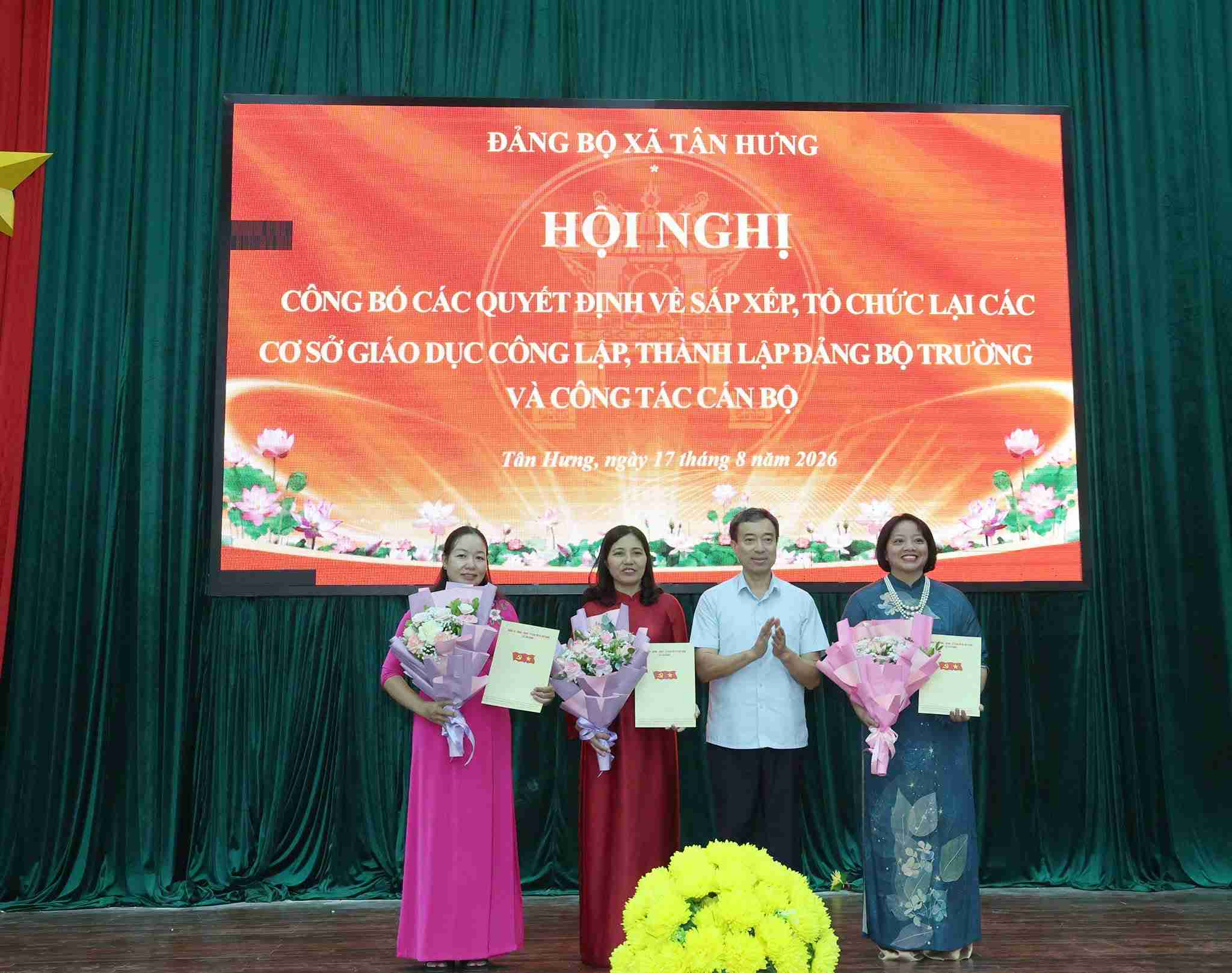 Hội nghị triển khai sắp xếp, tổ chức lại các trường học tại xã Tân Hưng ngày 17.8.2026.