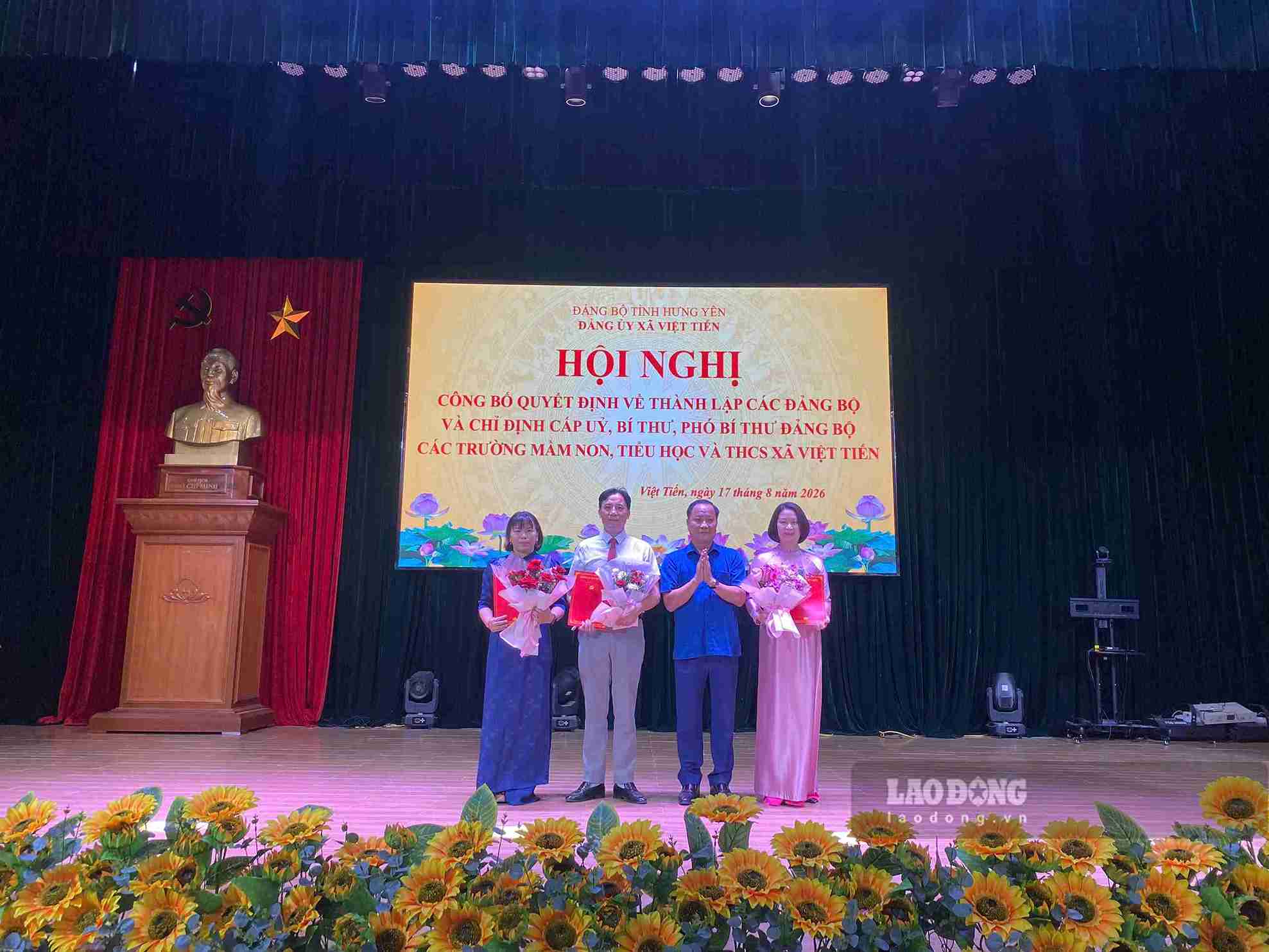 Hội nghị về sắp xếp cơ sở giáo dục, công tác cán bộ và tổ chức Đảng tại các trường học ở xã Việt Tiến. Ảnh: Mai Hương