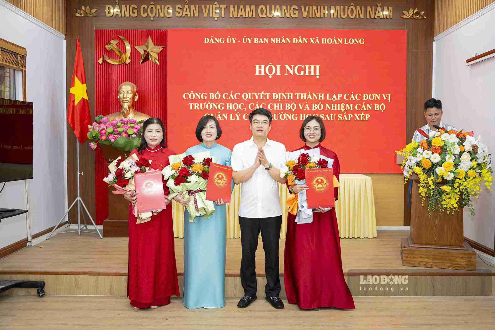 Conference to deploy the arrangement and reorganization of schools in Hoan Long commune on August 17. Photo: Mai Huong
