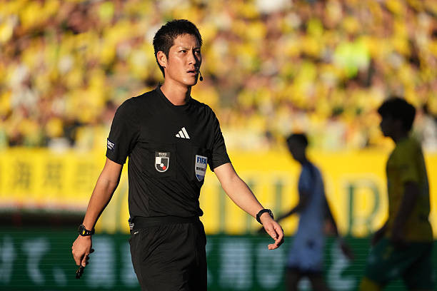 L'arbitre Yusuke Ohashi arbitrera le match retour de la demi-finale de l'équipe vietnamienne. Photo: Fédération japonaise de football