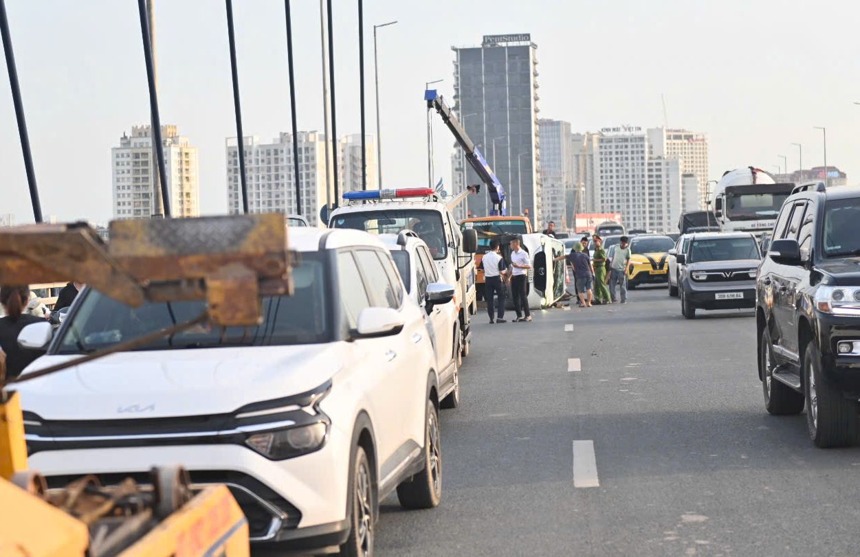 Scene of the accident on Nhat Tan bridge. Photo: Hanoi Traffic Police Department