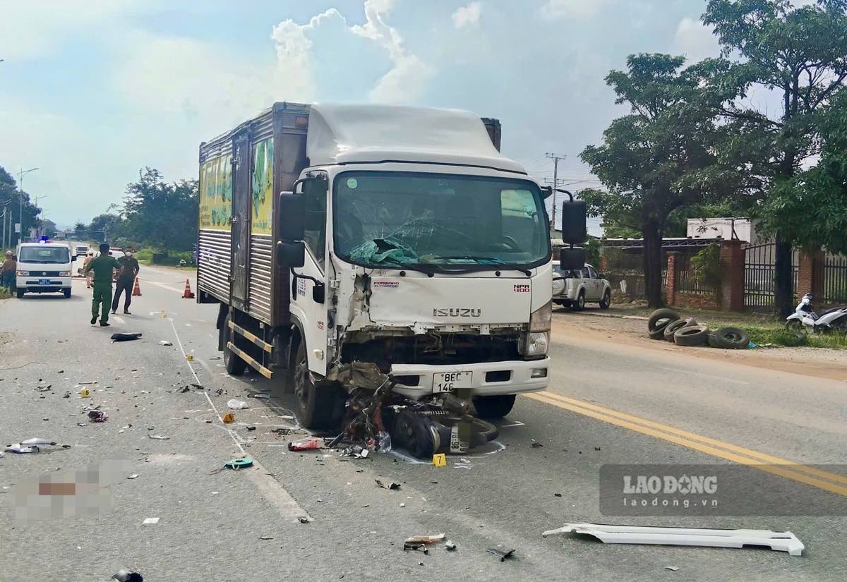 Scene of the accident between a motorbike and a truck. Photo: Duy Tuan