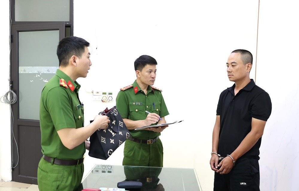 Đối tượng Bùi Huy Tú bị bắt giữ về hành vi trộm cắp tài sản. Ảnh: Công an Ninh Bình