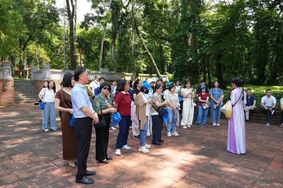Đoàn nghe thuyết minh và tìm hiểu về Khu di tích Lam Kinh. Ảnh: CIC