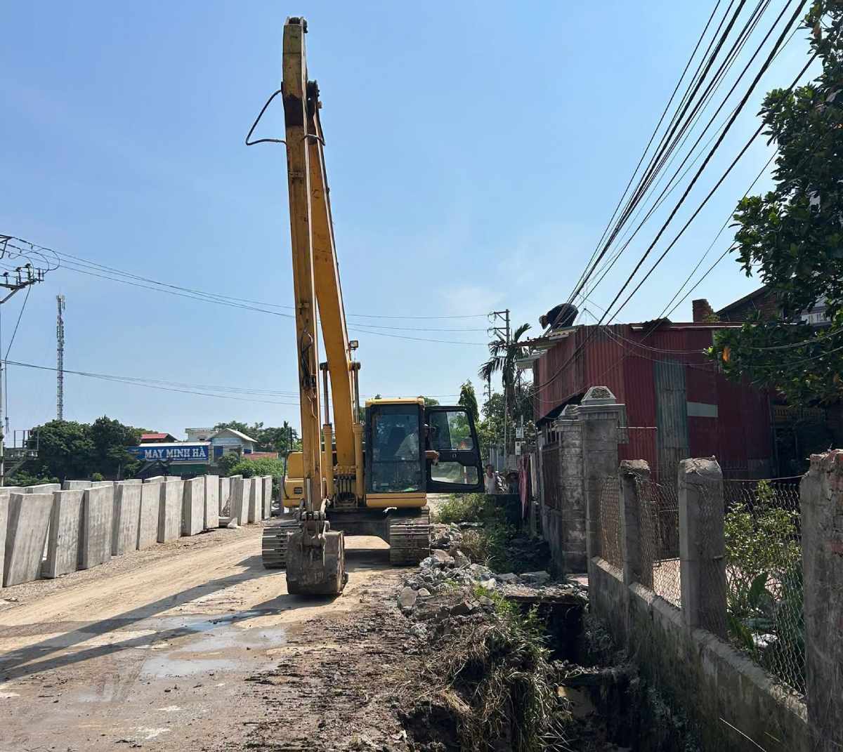 Dismantling violating works, accelerating the construction progress of DH66C road in Hung Ha commune, Hung Yen province. Photo: Hung Ha commune