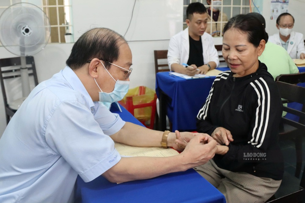 Bác sĩ thăm khám cho người dân. Ảnh: Bảo Lâm