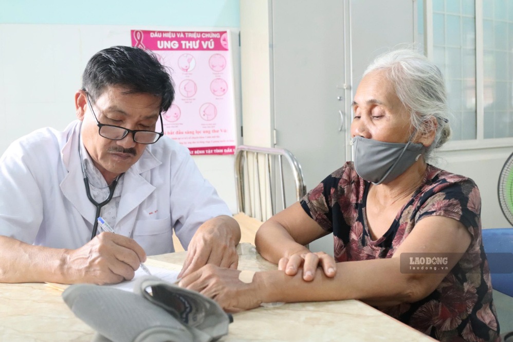 Doctors participate in a universal health check-up in Tan Lap ward. Photo: Bao Lam