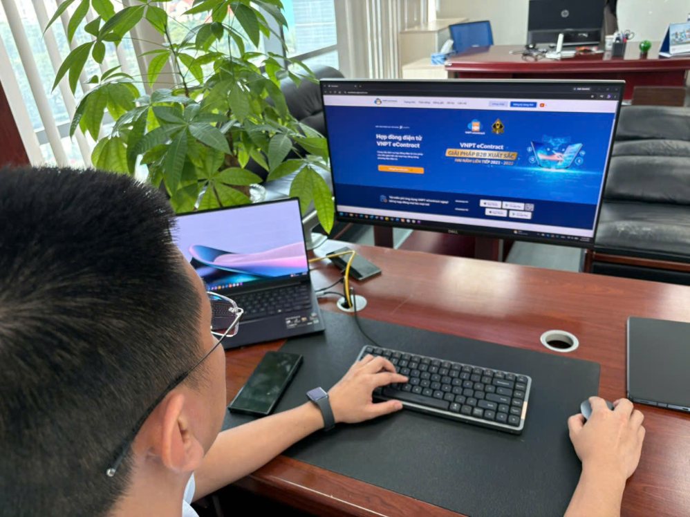 Electronic labor contracts are expected to become an important link in digitalizing human resource management. Photo: VNPT