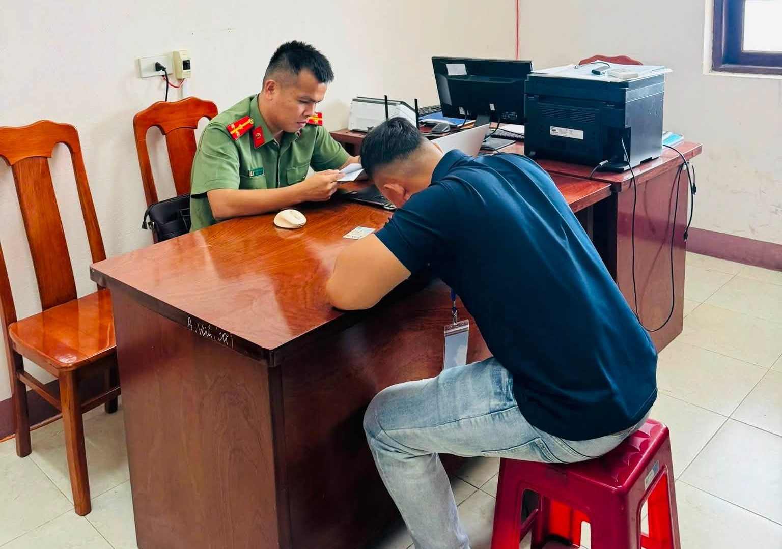 Police work with the person who posted the video advocating superstition related to the case of a tourist missing at sea. Photo: Hoa Hiep Ward Police