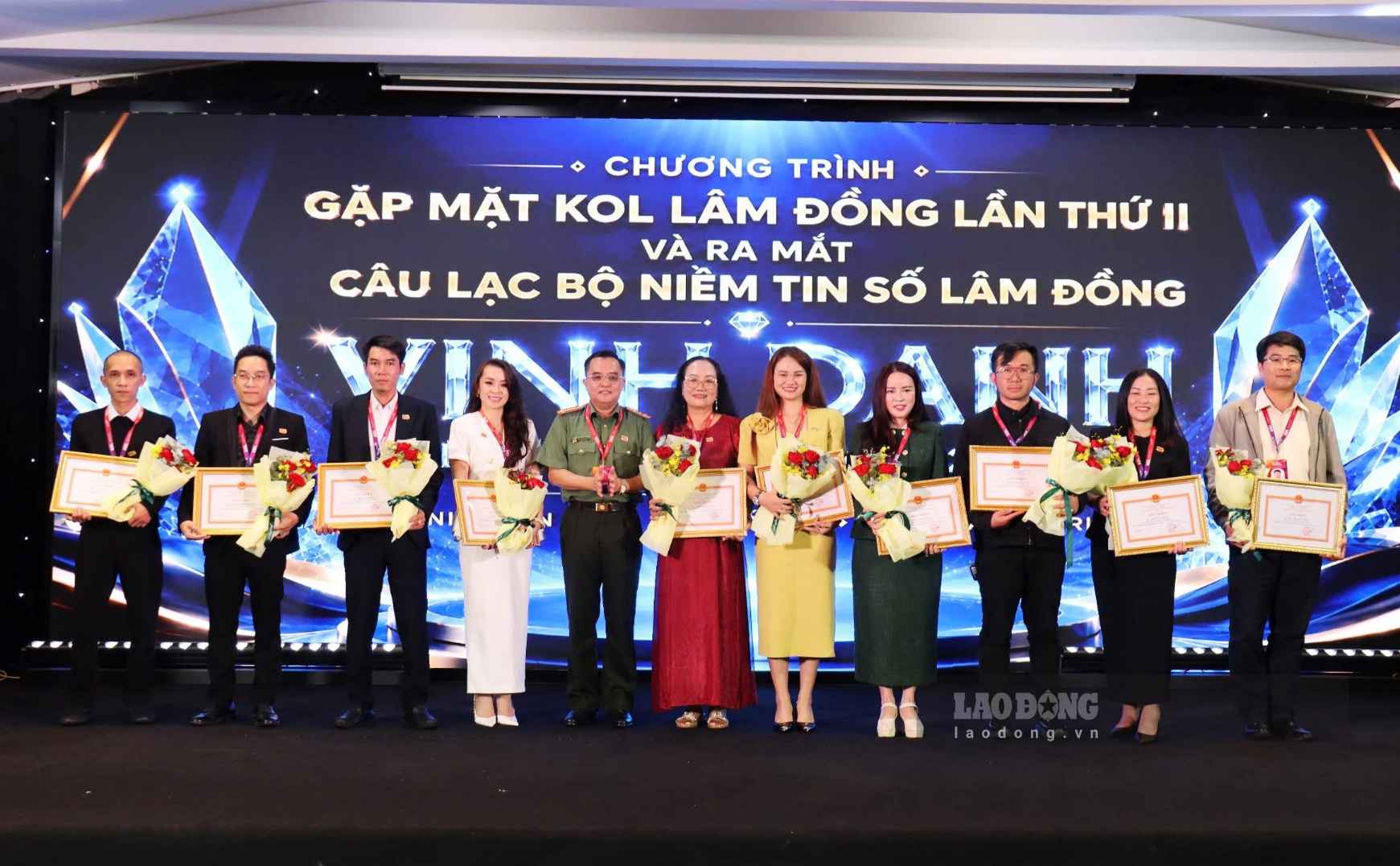 Leaders of Lam Dong Provincial Police present Certificates of Merit from the Director of the Provincial Police to KOLs with outstanding achievements. Photo: Than Hy