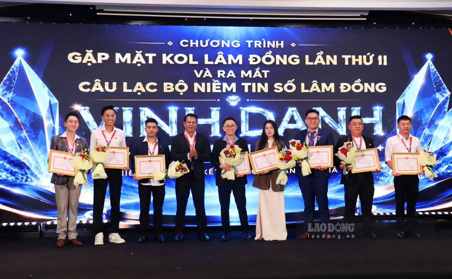 Trao Giấy khen của Giám đốc Công an tỉnh cho các KOL có thành tích xuất sắc góp phần chống tin giả. Ảnh: Phúc Khánh