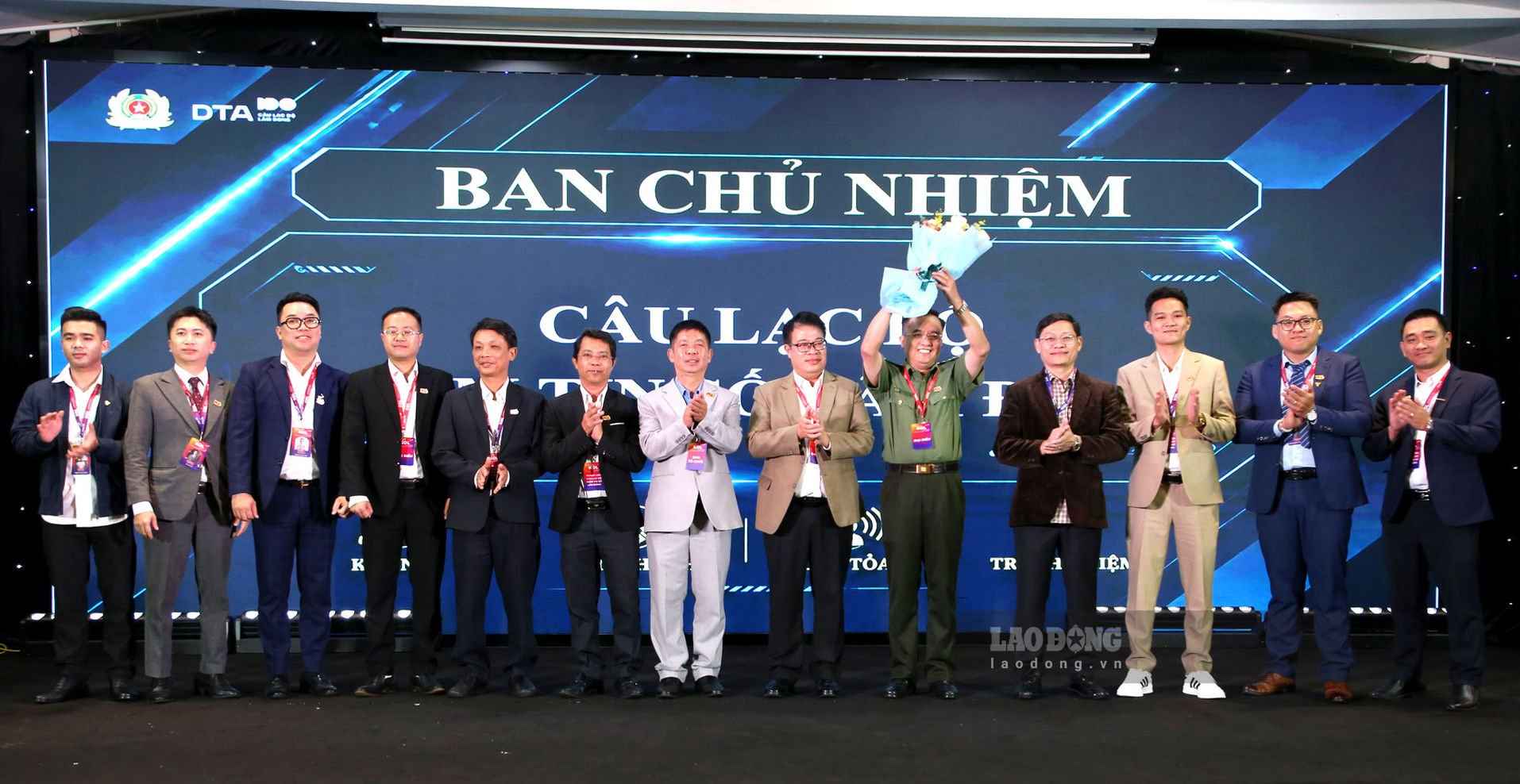 Lãnh đạo tỉnh Lâm Đồng tặng hoa chúc mừng Ban Chủ nhiệm Câu lạc bộ Niềm tin số tỉnh Lâm Đồng. Ảnh: Thần Hy