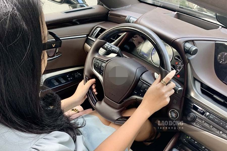 If you have checked the roturizer but the click sound still appears when steering, the car owner should check the steering shaft and joints. Photo: Lam Anh