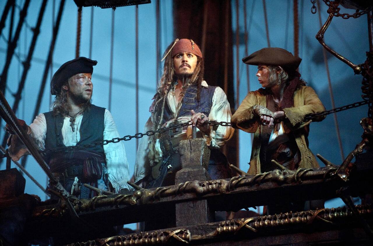 Johnny Depp biến thuyền trưởng Jack Sparrow trở thành nhân vật biểu tượng trong loạt phim “Cướp biển vùng Caribbean”. Ảnh: CGV