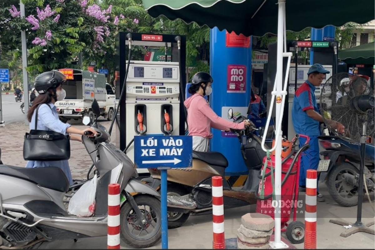 Retail gasoline and oil prices in the most recent announcement session at Petrolimex are applied according to the adjustment from 3:00 PM on August 13 by the inter-Ministry of Industry and Trade - Finance. Photo: Thanh Binh