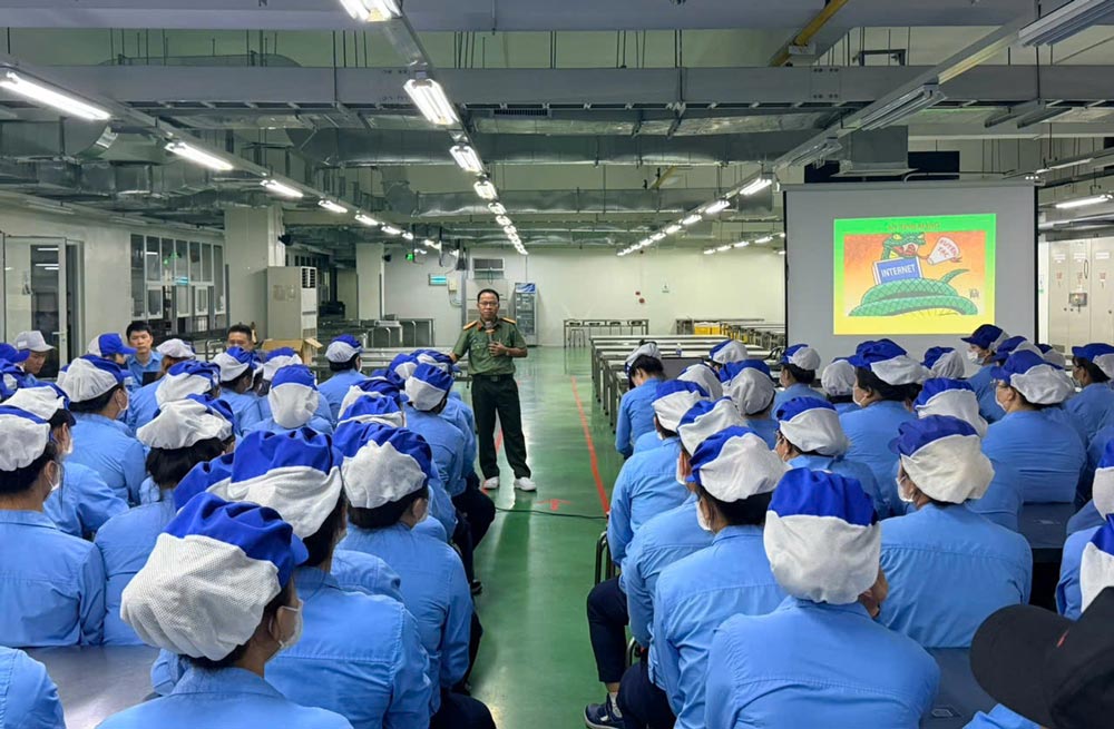 The City Labor Federation disseminates laws to nearly 3,000 union members and workers of Murata Manufacturing Vietnam Company. Photo: Da Nang Trade Union