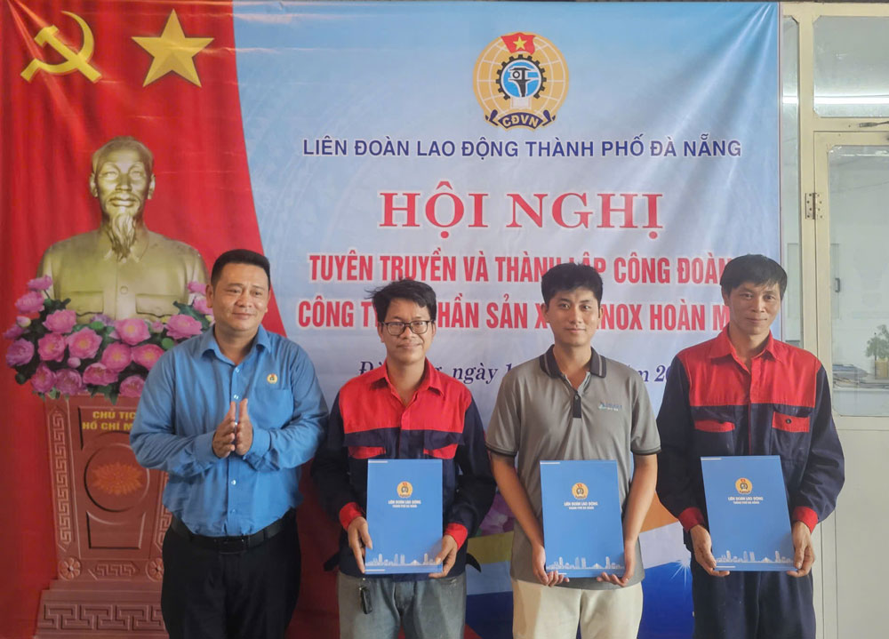 Da Nang City Labor Federation established the grassroots Trade Union of Hoan My Inox Production Joint Stock Company with 23 union members. Photo: Da Nang Trade Union
