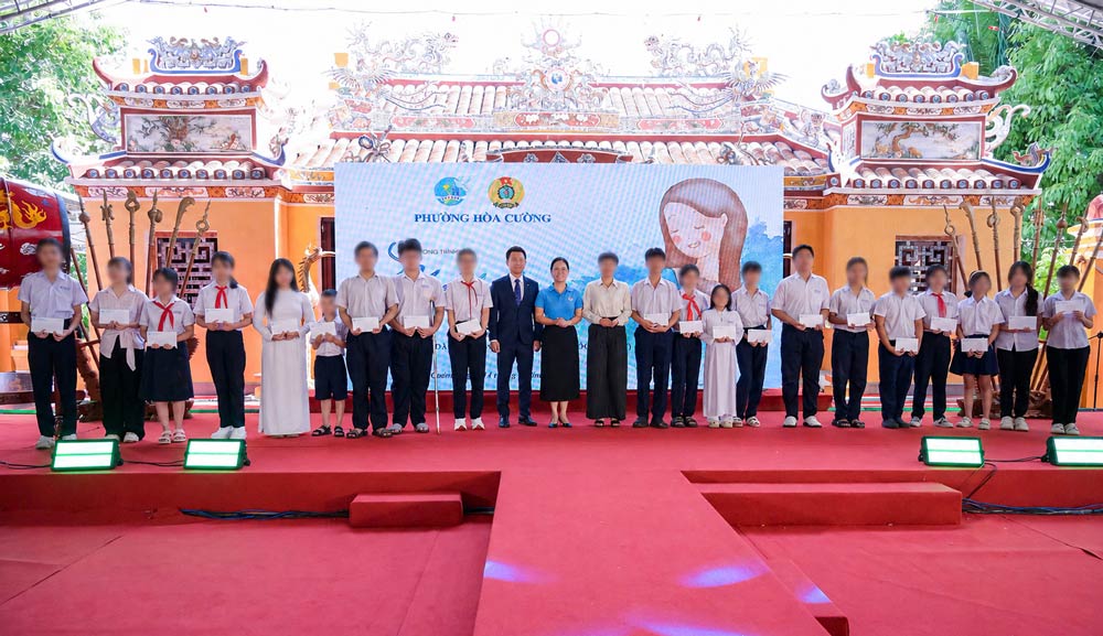 Hoa Cuong Ward Trade Union, Da Nang awarded scholarships to 36 poor orphaned children in difficult circumstances. Photo: Hoa Cuong Trade Union