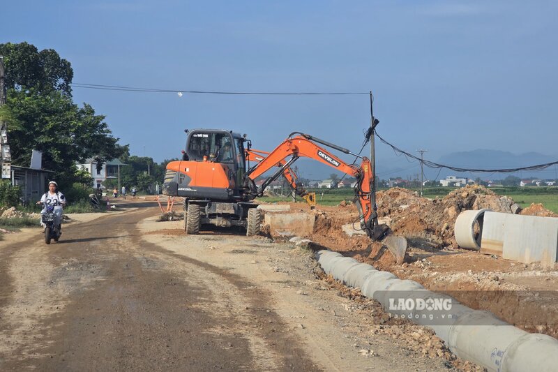 Nhà thầu đang thi công nền đường và hệ thống thoát nước. Ảnh: Tô Công