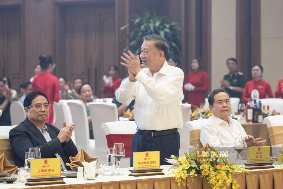 General Secretary and President To Lam attends the meeting to celebrate the Traditional Day of the Public Security and Foreign Affairs sectors. Photo: Hai Nguyen