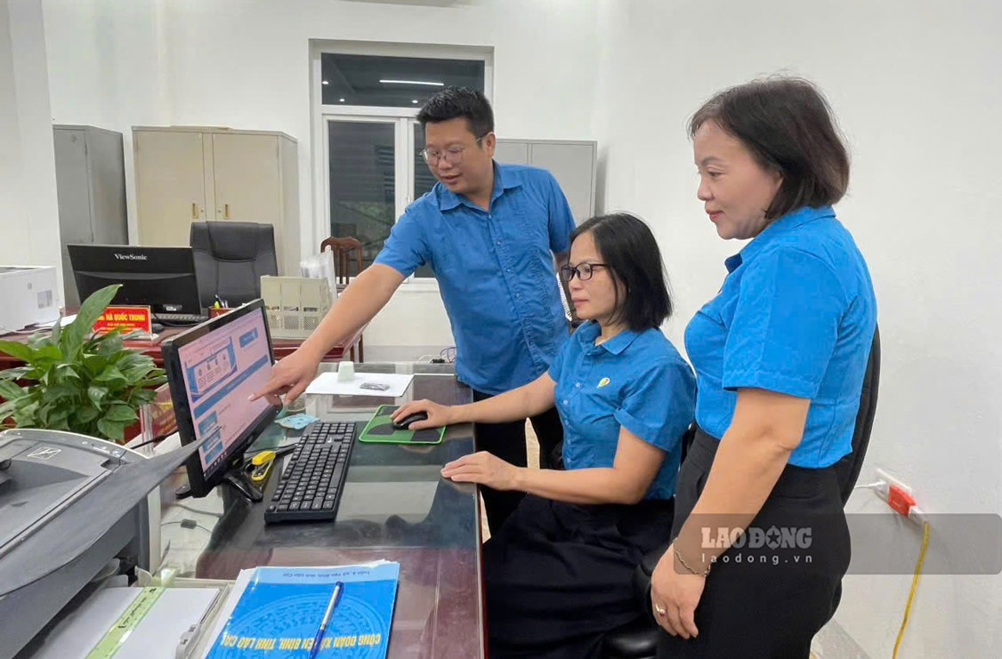 Lao Cai trade union officials actively participate in studying digital transformation. Photo: Huyen Thuy