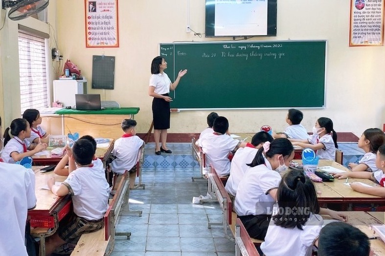 Accepting the comments of relevant agencies and organizations, the Ministry of Education and Training said that it will review a series of violations in tutoring and extra classes. Illustrative photo: Trang Ha
