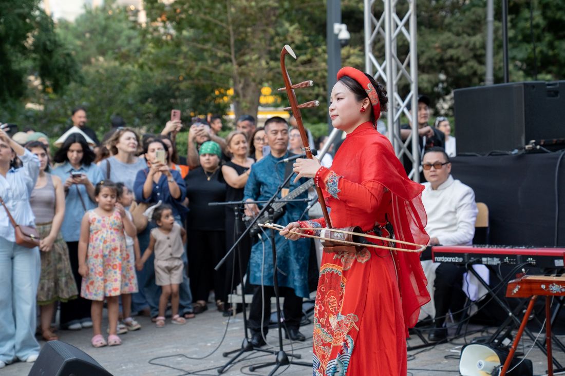 Vietnamese sounds rising in the international stage, through the two-stringed lute of artists from the Vietnam National Academy of Music. Photo: ROX Group