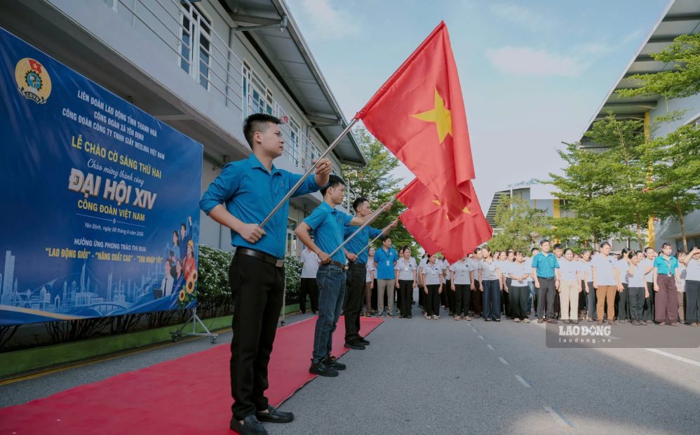 Chào cờ đầu tuần tại doanh nghiệp FDI trên địa bàn tỉnh Thanh Hóa. Ảnh: Trần Lâm
