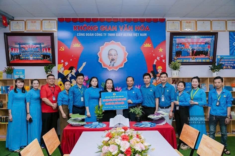 Leaders of the Thanh Hoa Provincial Labor Federation present books and propaganda materials to grassroots trade unions at the Workers' Cultural Space at Alena Vietnam Footwear Co., Ltd. Photo: Tran Lam