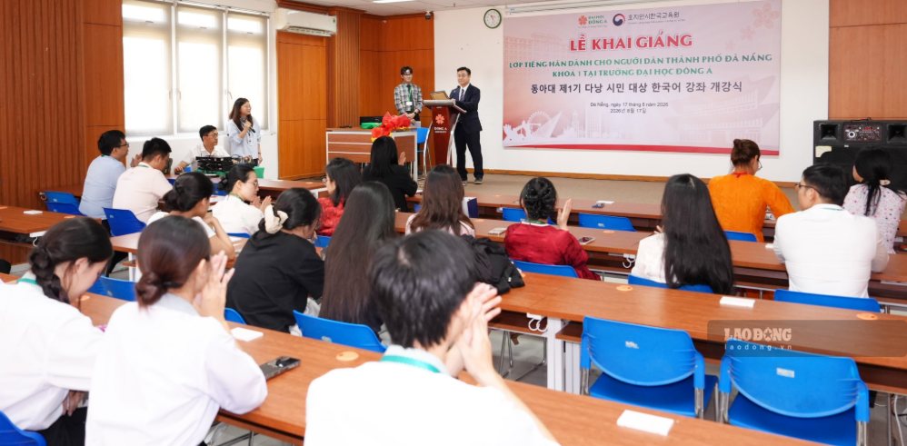 다낭 시민들을 위한 무료 한국어 강좌가 막 개강했습니다. 사진: 짜반