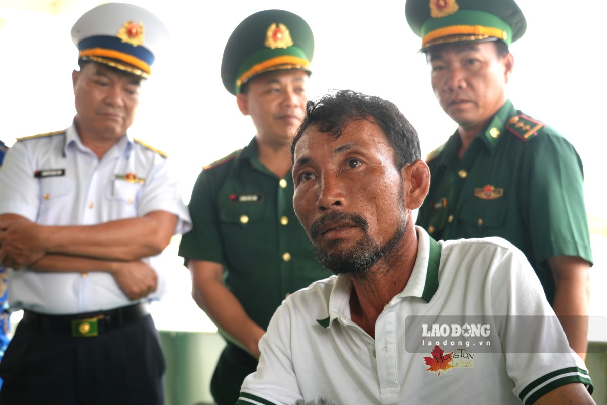 The crew member who fell into the sea and drifted for 4 days has been rescued and brought safely ashore. Photo: Thanh An