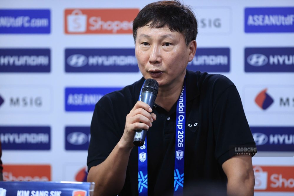 Coach Kim Sang-sik of the Vietnamese national team will attend a press conference before the second leg of the ASEAN Cup 2026 semi-final. Photo: Minh Dan