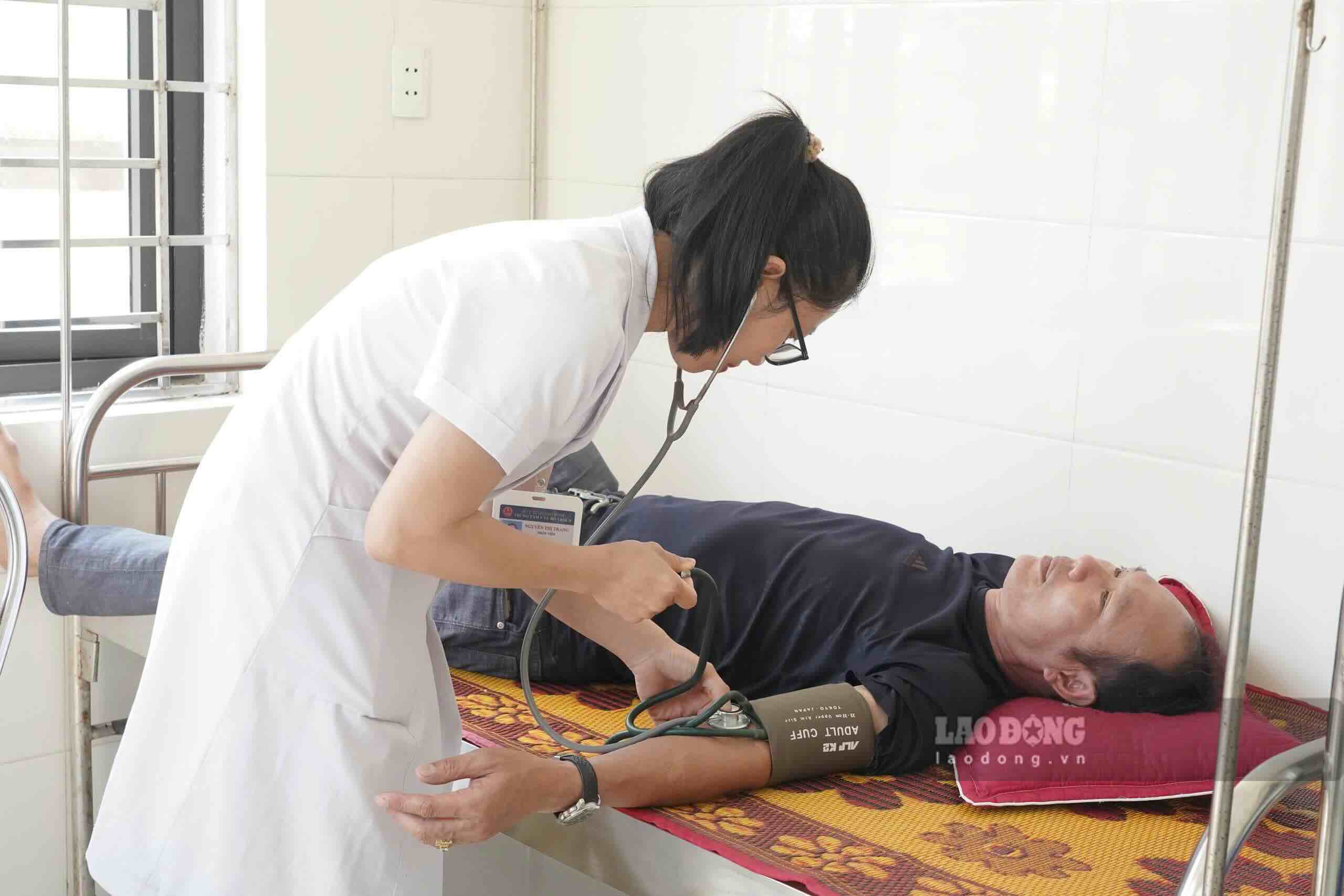 Doctors in Quang Tri examine patients. Photo: Cong Sang