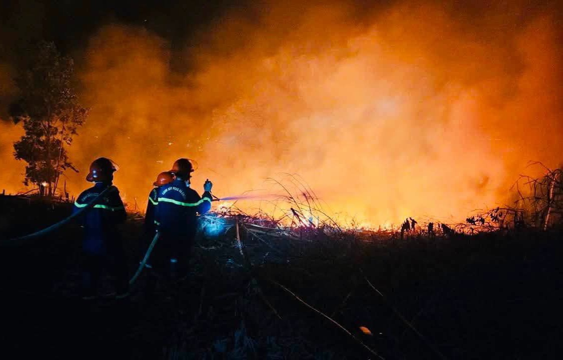 Functional forces deploy firefighting. Photo: Tuyen Quang Provincial Police