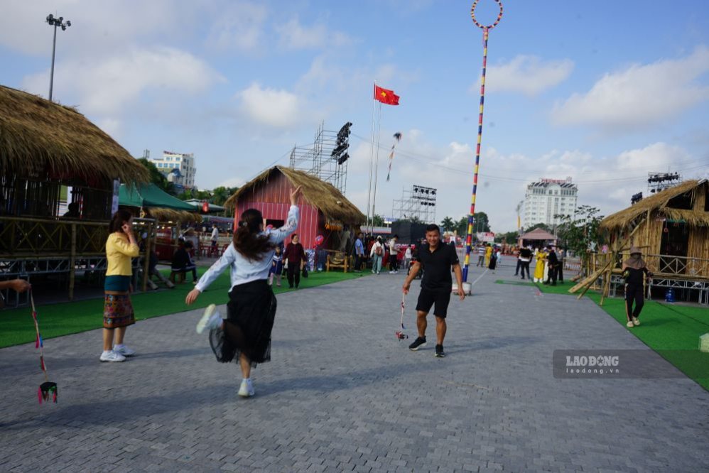 Folk games once held at Lam Son Square. Photo: Quach Du