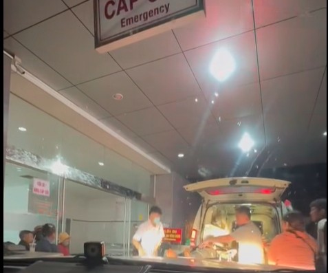 Dak Lak traffic police promptly lead the way at night, taking people with strokes to the hospital for emergency treatment. Photo: Police provided
