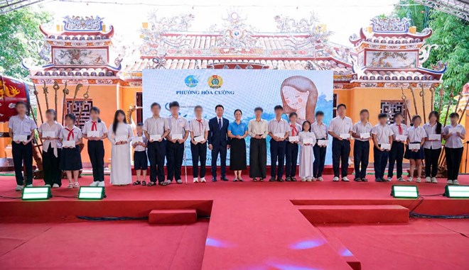 Công đoàn phường Hoà Cường, Đà Nẵng trao học bổng cho 36 trẻ em mồ côi nghèo, có hoàn cảnh khó khăn. Ảnh: Công đoàn Hoà Cường