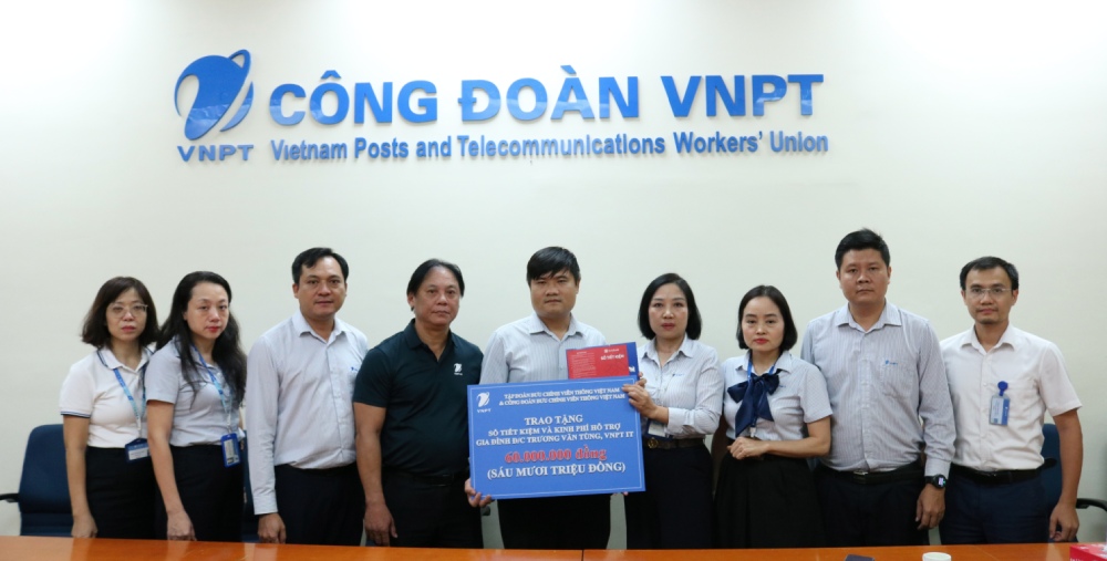 VNPT Trade Union has just awarded a savings book of 60 million VND to support union members in difficult circumstances who have children with dangerous diseases. Photo: Bao Anh/VNPT Trade Union