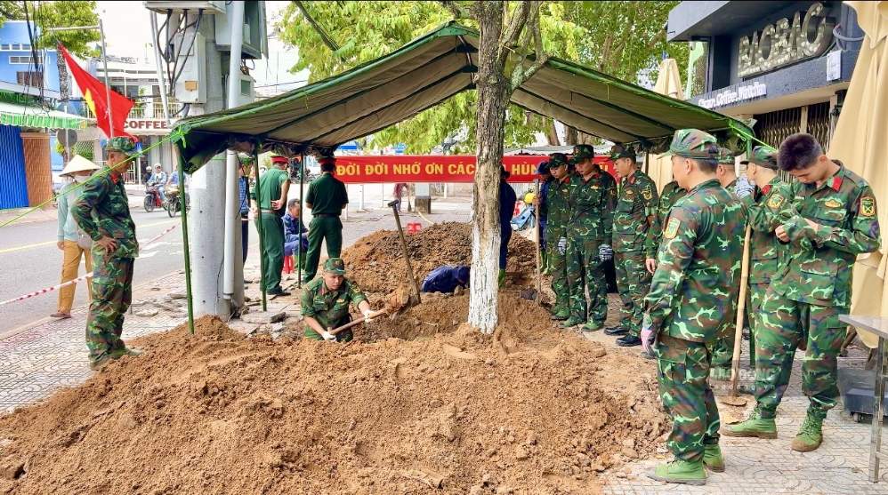 Forces implementing the search and repatriation of martyrs' remains, contributing to the implementation of the 500-day and night campaign. Photo: Hoang Loc