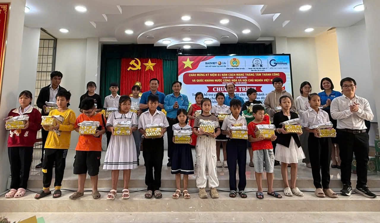 Tuy Hoa Ward Trade Union, Dak Lak province presents gifts to children of union members and workers before the new school year. Photo: Tuy Hoa Ward Trade Union