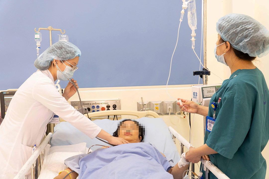Viet - Han Hospital in Da Nang has just rescued a person in heat shock, unconscious. Photo: Viet Han Hospital