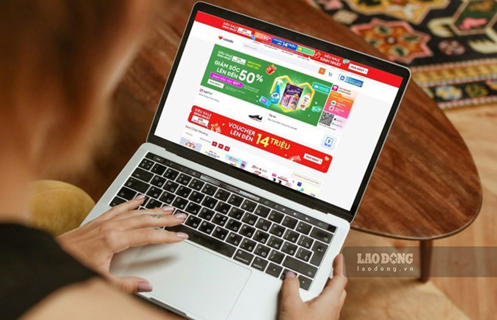 E-commerce develops, risks in postal activities increase. Photo: Quynh Anh