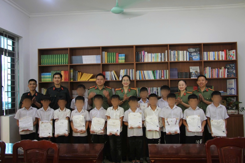 100 shirts were given to children who are adopted children of Dien Bien Police. Photo: Dien Bien Police