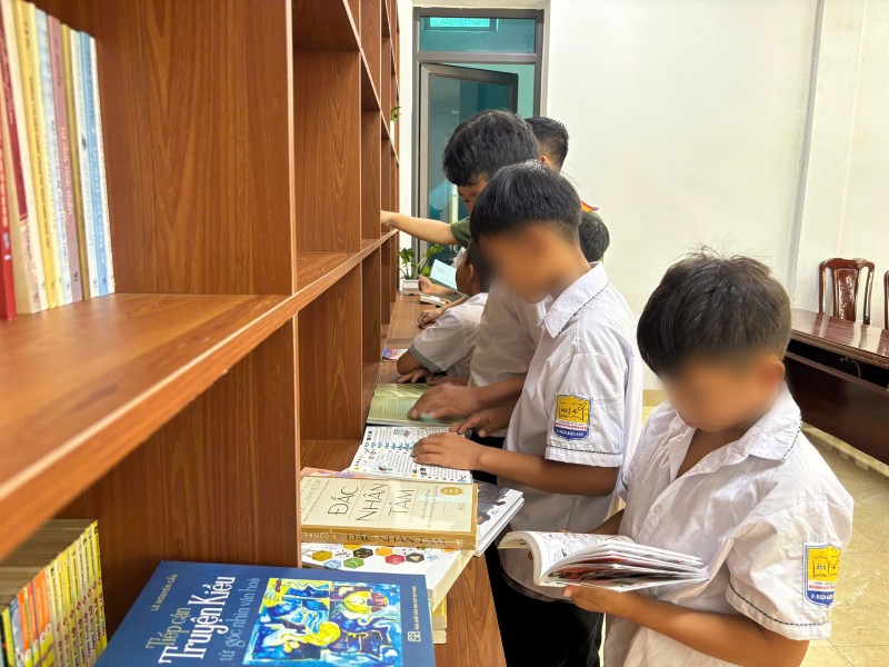 Nhiều phần quà được trao tận tay các em nhỏ. Ảnh: Công an Điện Biên