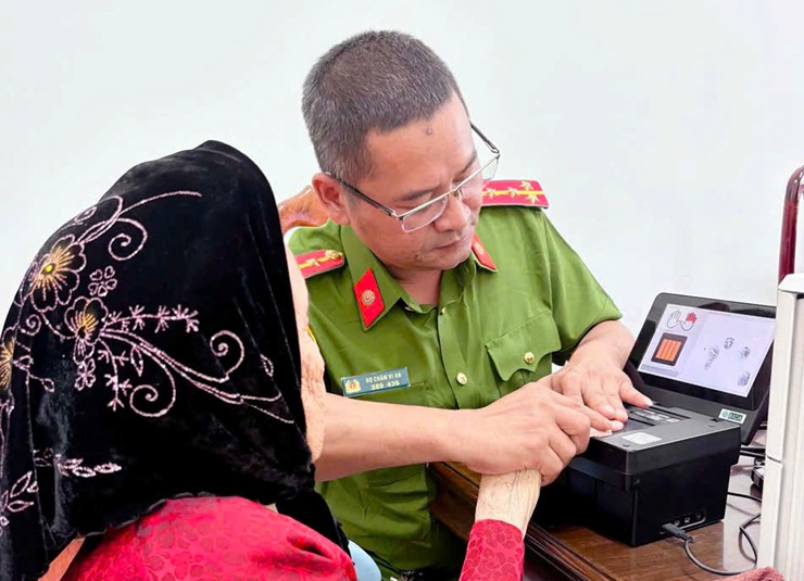 Krong Ana Commune Police, Dak Lak province supports a 95-year-old woman who lost her papers to make an ID card. Photo: Police provided