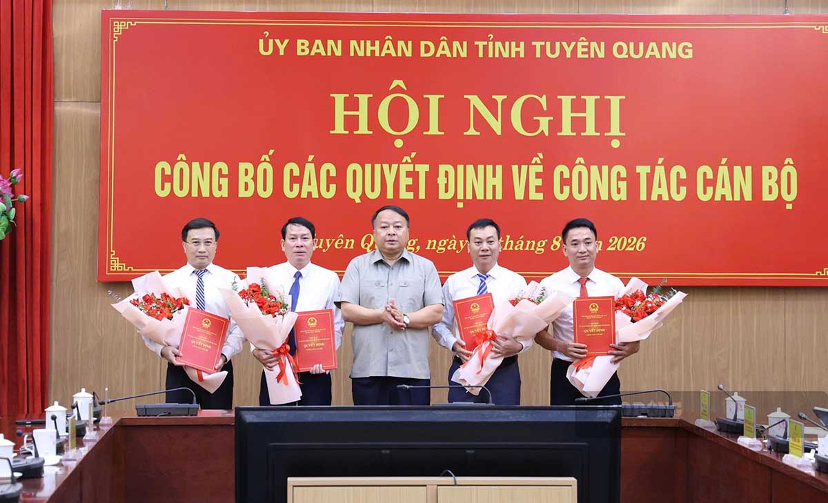 Chủ tịch UBND tỉnh Tuyên Quang Phan Huy Ngọc trao quyết định cho các cán bộ điều động, bổ nhiệm. Ảnh: Nguyễn Tùng.
